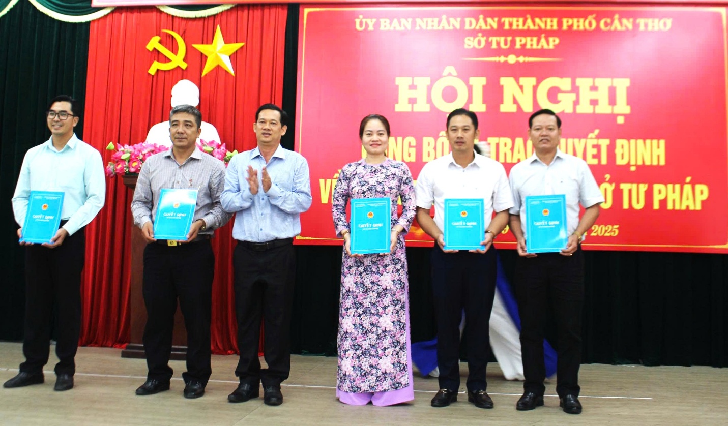  Sở Tư pháp thành phố Cần Thơ: Công bố và trao Quyết định công tác cán bộ	