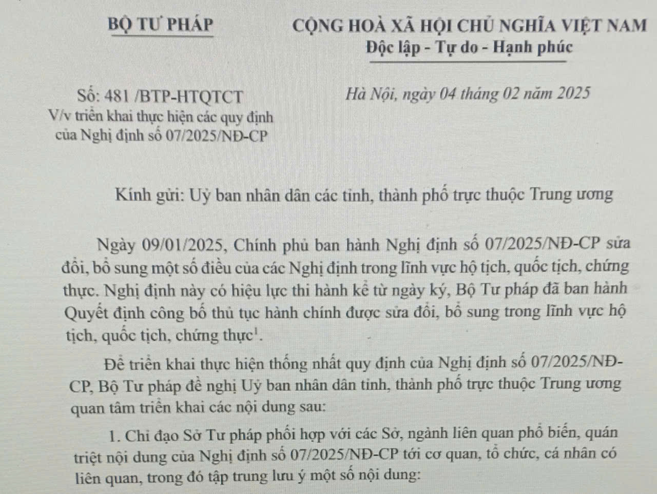 Không yêu cầu xuất trình giấy xác nhận độc thân khi đăng ký kết hôn, giấy chứng nhận kết hôn khi đăng ký khai sinh