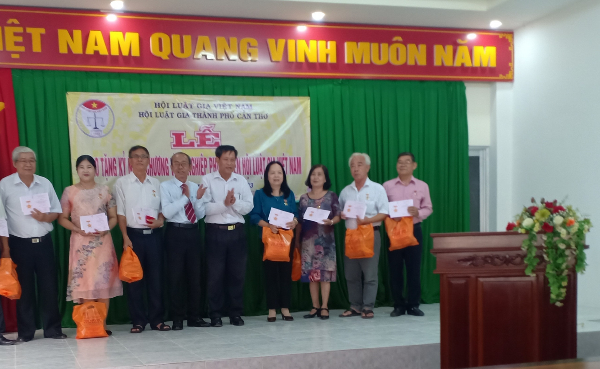 Lễ trao Kỷ niệm chương vì sự nghiệp phát triển Hội Luật gia Việt Nam