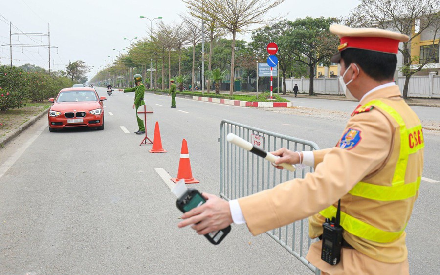 Quy trình dừng xe để kiểm soát của Cảnh sát giao thông