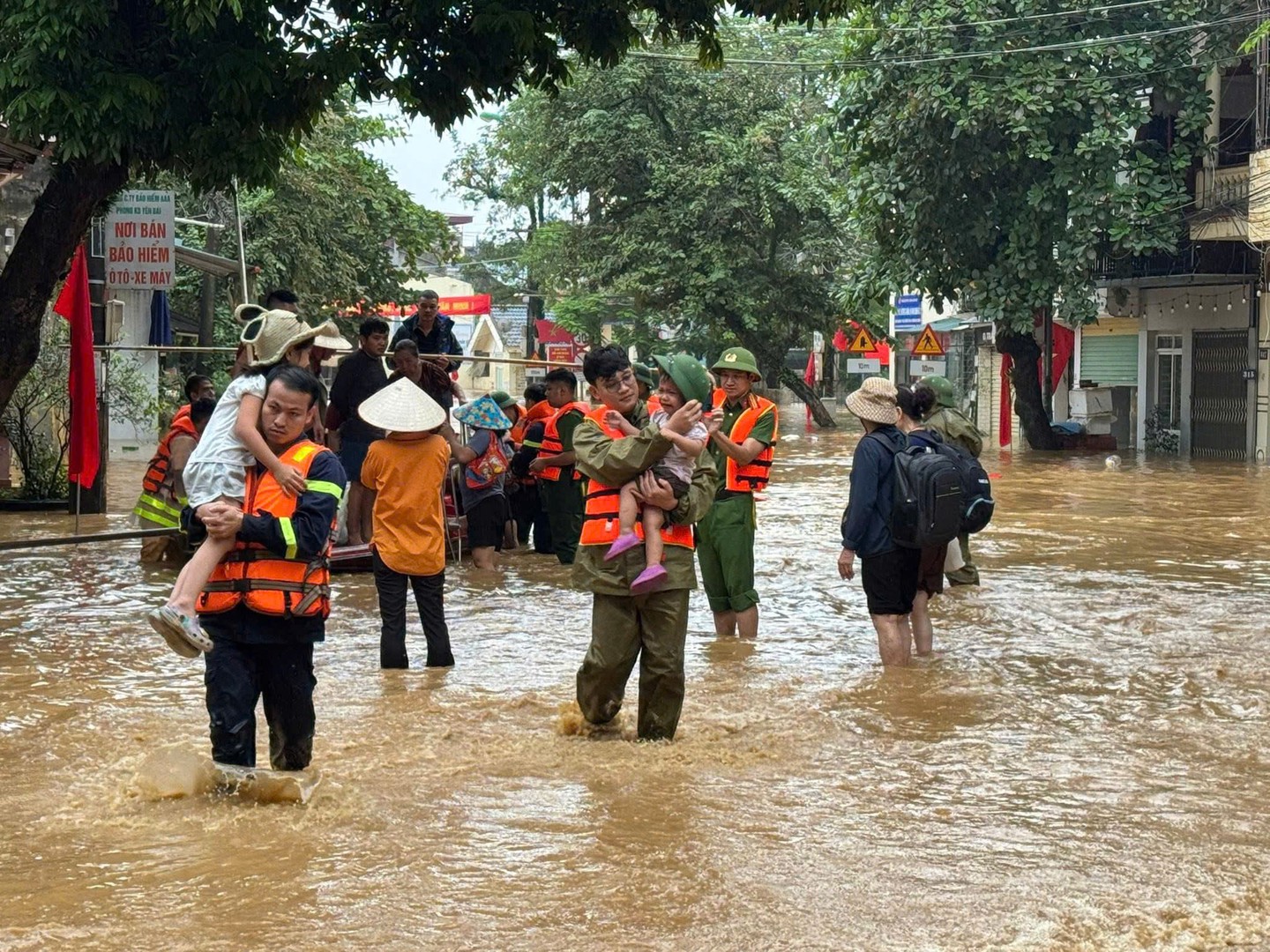 Công điện số 178/CĐ-TTg của Thủ tướng Chính phủ về việc khẩn trương hỗ trợ Nhân dân khắc phục hậu quả bão số 10 và mưa lũ