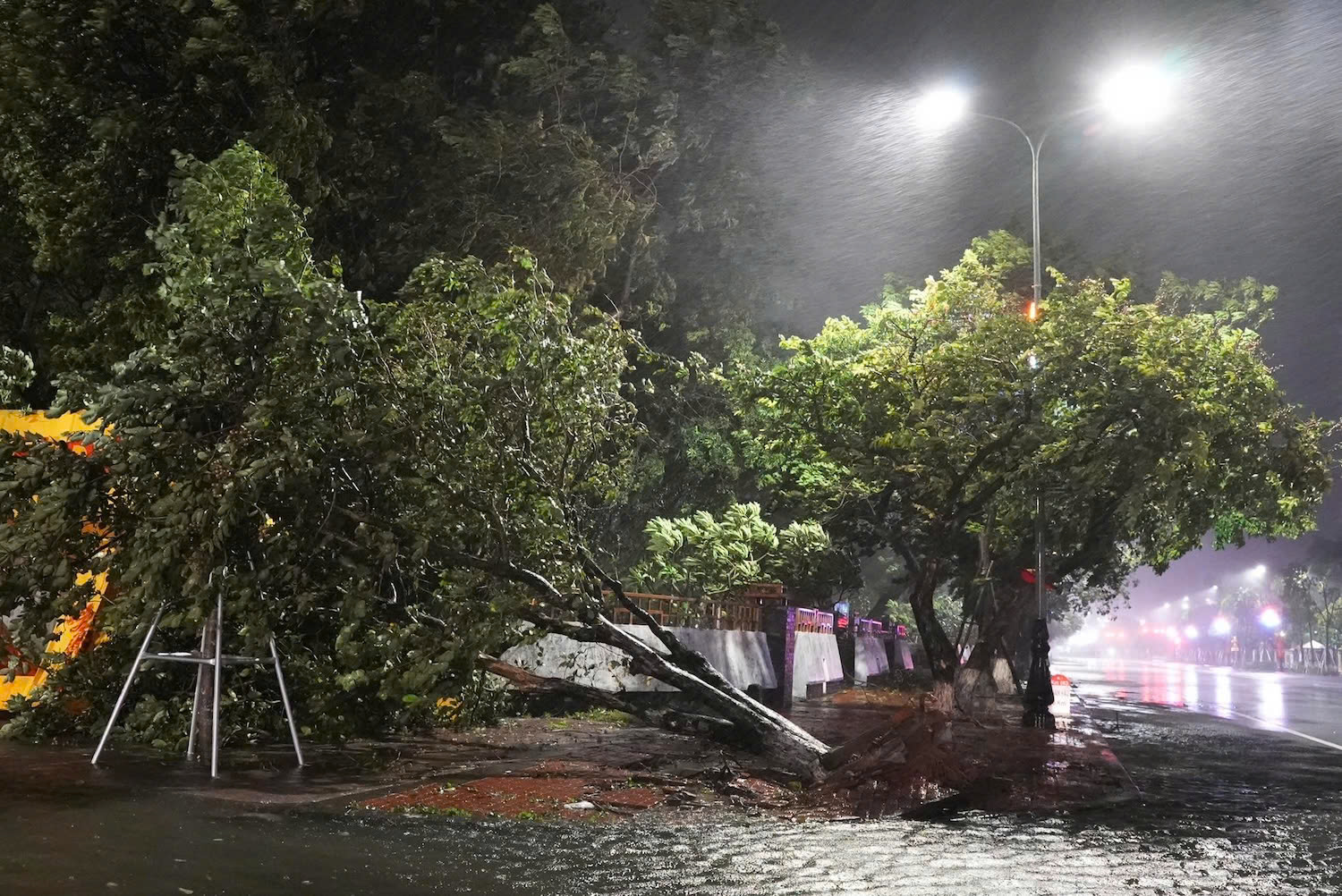 Thủ tướng chỉ đạo tập trung ứng phó bão số 10