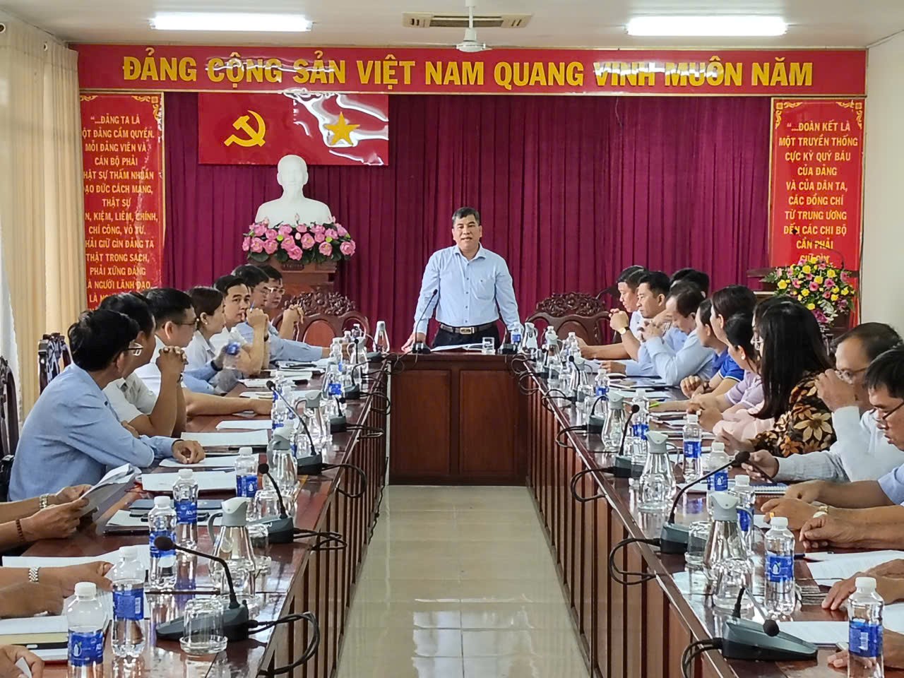 Cờ Đỏ phát động thi đua vận động thực hiện chi trả trợ giúp xã hội không dùng tiền mặt theo quy định của Chỉnh phủ