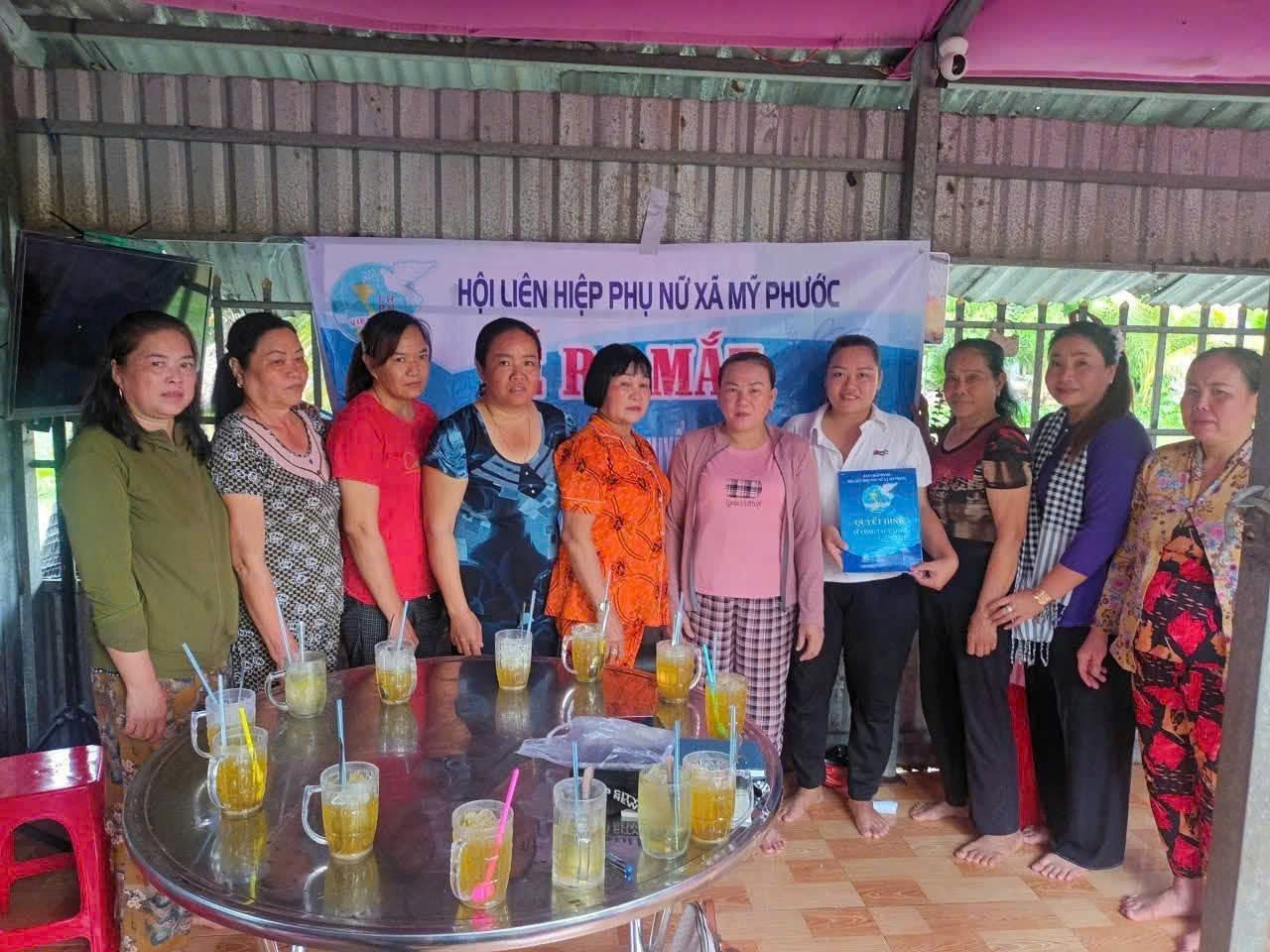 RA MẮT MÔ HÌNH “PHỤ NỮ GIÚP NHAU CHUYỂN ĐỔI SỐ” GẮN VỚI TUYÊN TRUYỀN, PHỔ BIẾN PHÁP LUẬT TẠI ẤP PHƯỚC THỌ, XÃ MỸ PHƯỚC