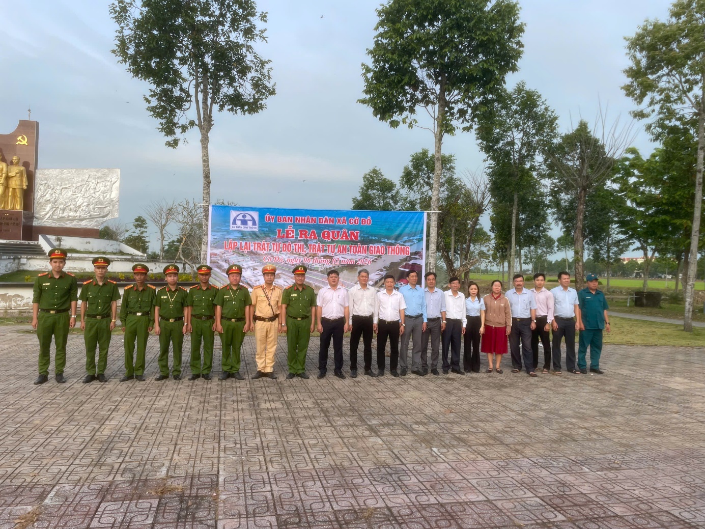 CỜ ĐỎ - RA QUÂN TUYÊN TRUYỀN LẬP LẠI TRẬT TỰ ĐÔ THỊ VÀ TRẬT TỰ ATGT