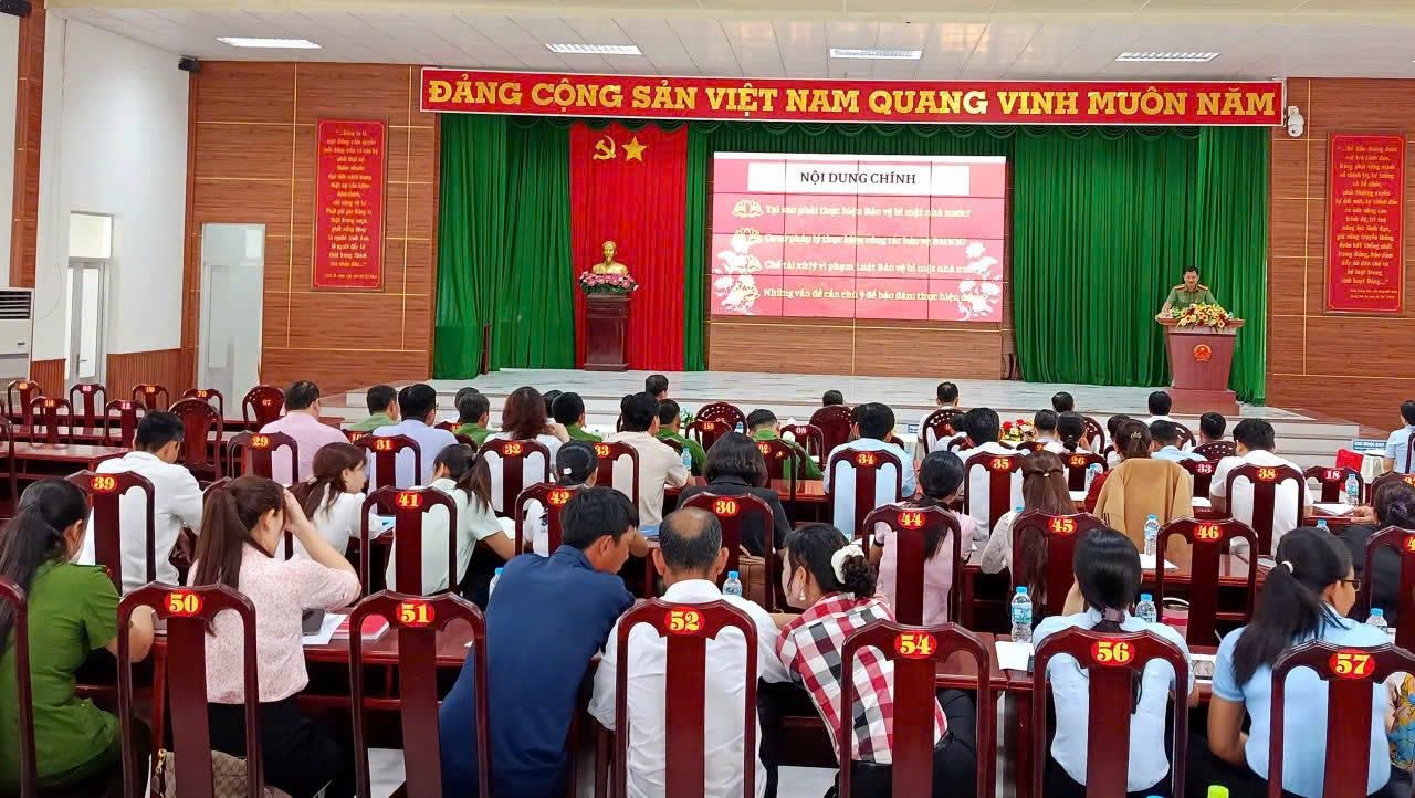Xã Phú Tâm tổ chức hội nghị tập huấn Luật Bảo vệ bí mật Nhà nước và các văn bản hướng dẫn thi hành 