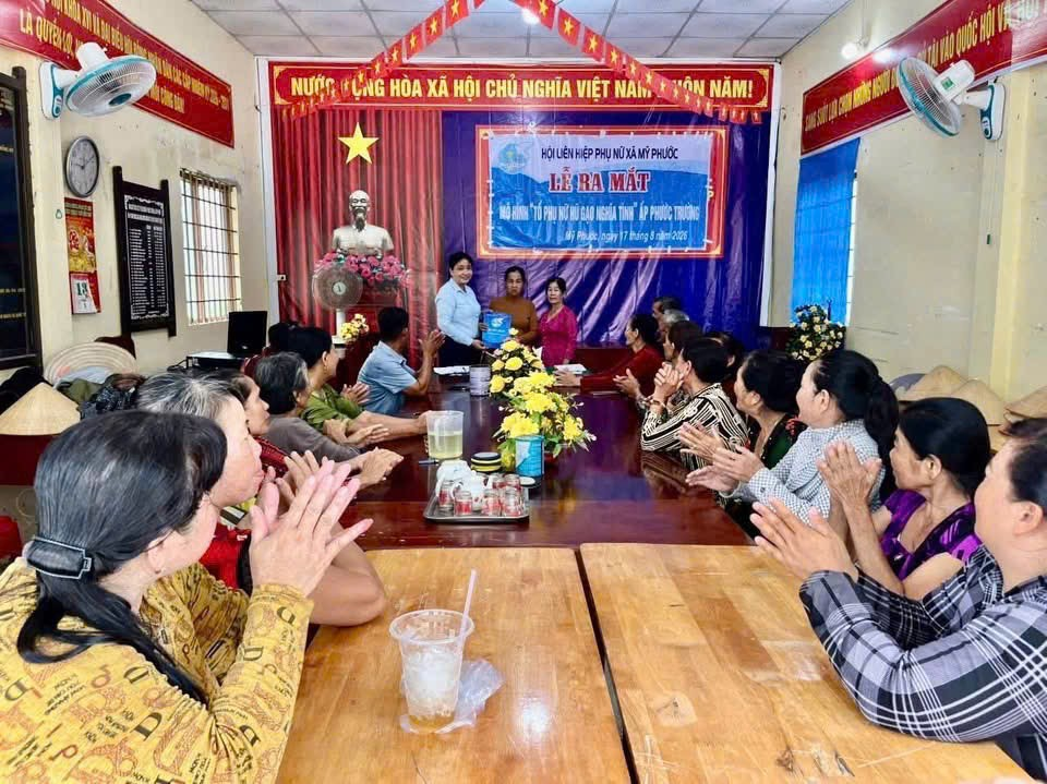 MÔ HÌNH “HŨ GẠO NGHĨA TÌNH” – GẮN TUYÊN TRUYỀN, GIÁO DỤC VỚI NHỮNG VIỆC LÀM THIẾT THỰC Ở CƠ SỞ