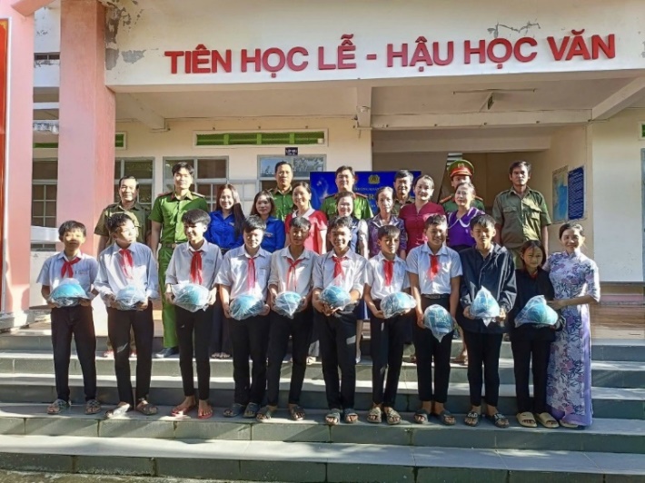 XÃ TRƯỜNG KHÁNH TĂNG CƯỜNG TUYÊN TRUYỀN AN TOÀN GIAO THÔNG VÀ PHÒNG CHỐNG MA TÚY HỌC ĐƯỜNG