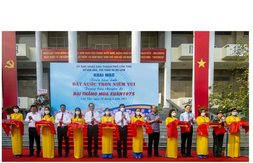 Trưng bày chuyên đề "Đại thắng mùa Xuân 1975" và triển lãm ảnh "Đất nước trọn niềm vui"