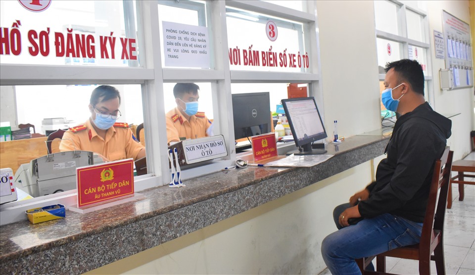 Người dân có thể đến công an xã để thực hiện các thủ tục đăng ký, cấp biển số đối với xe mô tô, xe gắn máy (kể cả xe máy điện)