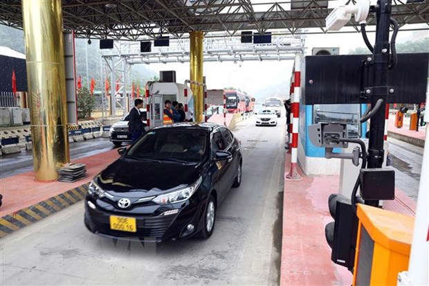 Triển khai dán thẻ định danh đối với xe ô tô để sử dụng dịch vụ thu phí giao thông đường bộ theo hình thức điện tử không dừng