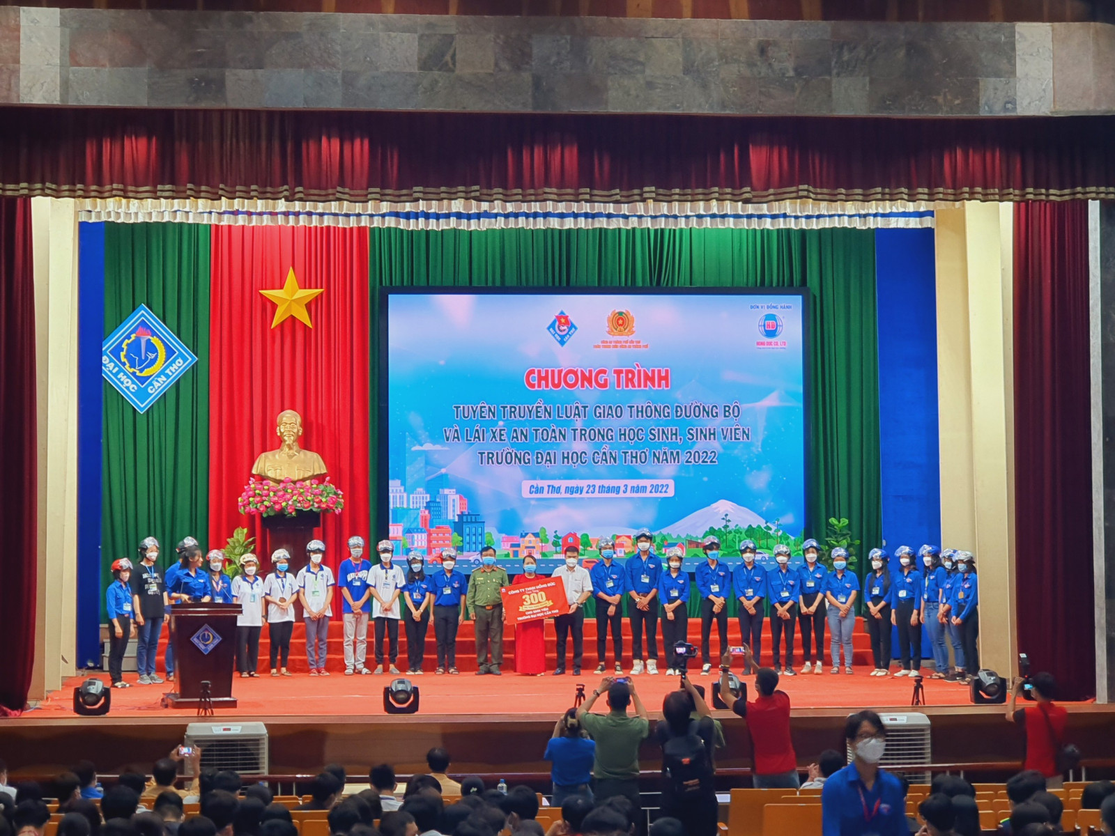 Tuyên truyền Luật Giao thông đường bộ cho sinh viên Trường Đại học Cần Thơ.